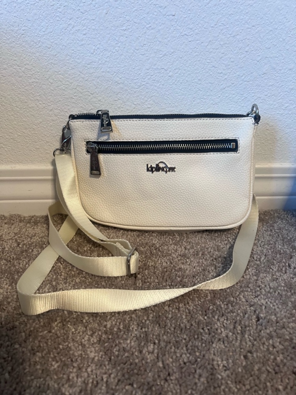 Kipling White Faux Leather Crossbody Bag – Minimalist & Versatile